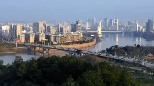 赣州发展的双刃剑效应探讨，机遇与挑战并存